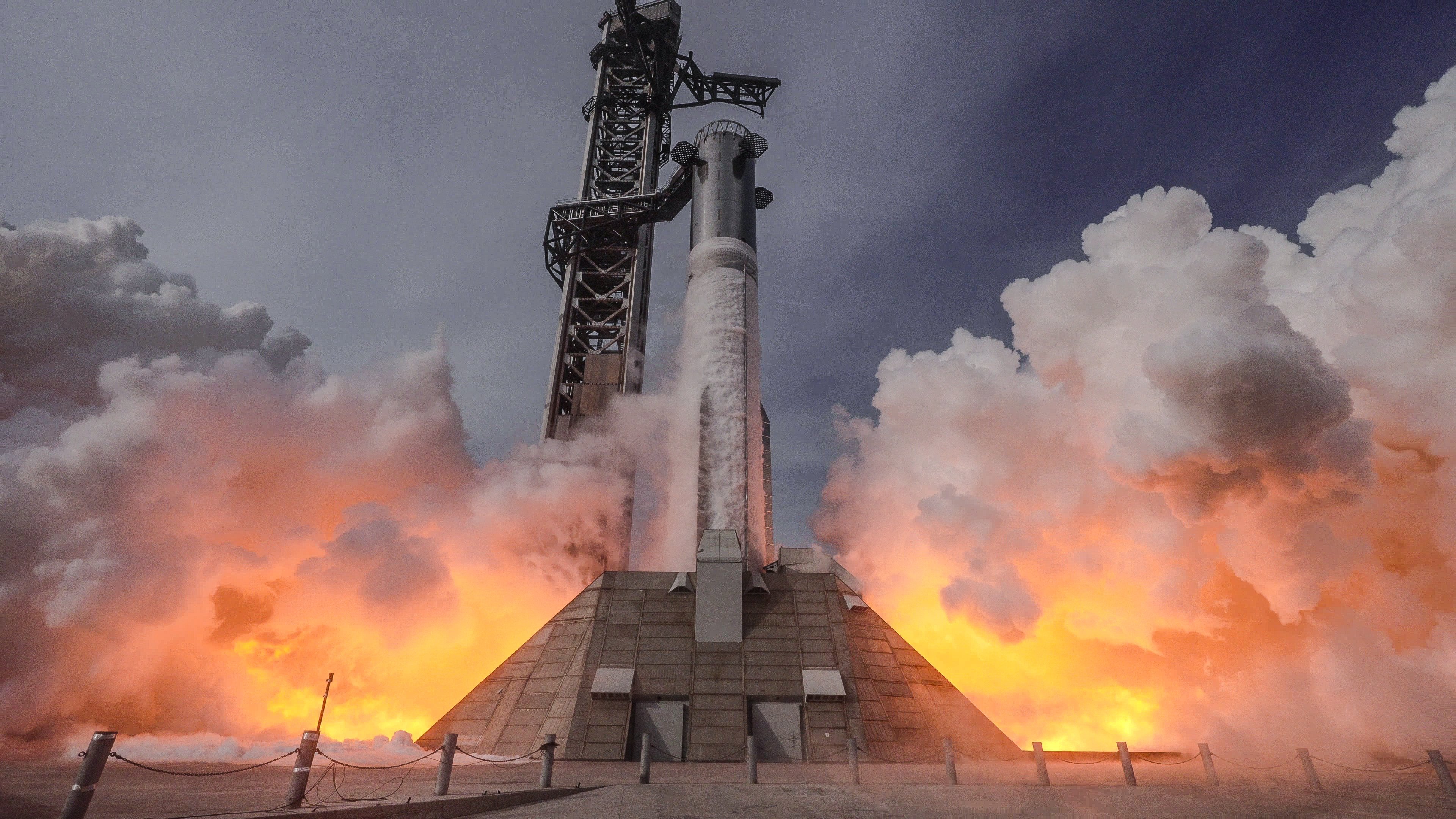 SpaceX V3 星舰完成 33 台发动机全时长静态点火,重型运载迈入新阶段