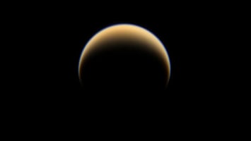 韦伯望远镜在冥王星和土卫六发现同一种神秘分子：我们不知道它是什么