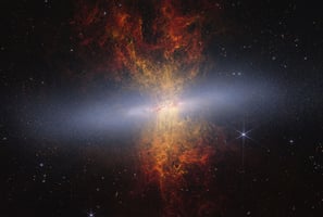 韦伯望远镜穿透尘埃，首次揭示雪茄星系1650万颗恒星
